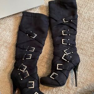 Black buckled size 6 suede Michael Antonio boots